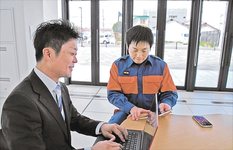 SAFEを活用し、消防団の活動を支援する斎藤社長(右)と和田副社長
