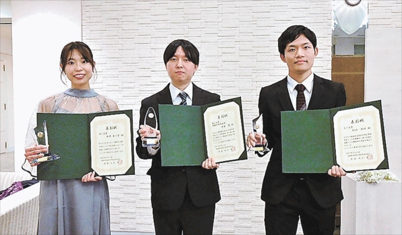 光が丘賞を受けた(左から)松井さん、寺島さん、松山さん