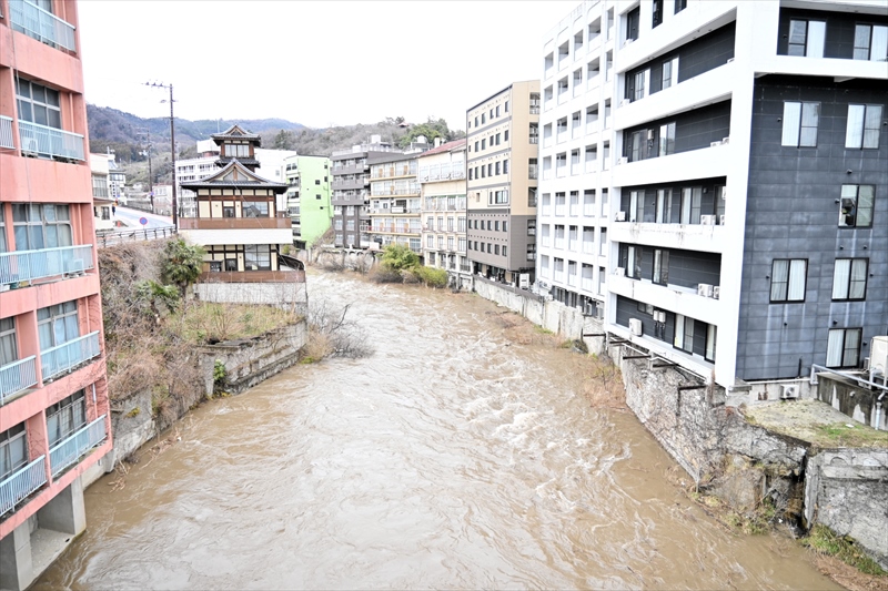 試験放流後の摺上川=3月19日午後2時30分ごろ、福島市飯坂温泉街