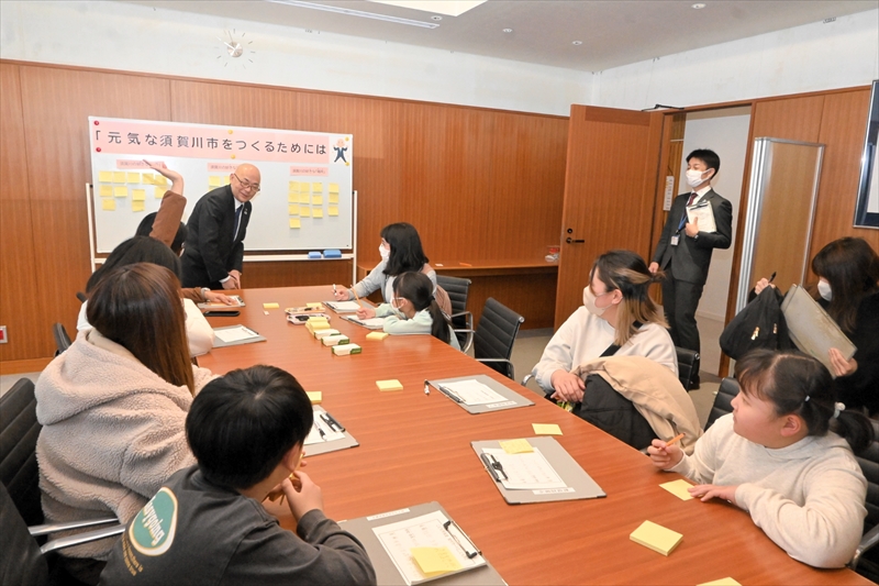 須賀川市の魅力について参加者と意見を交わす大寺市長(中央))と参加者
