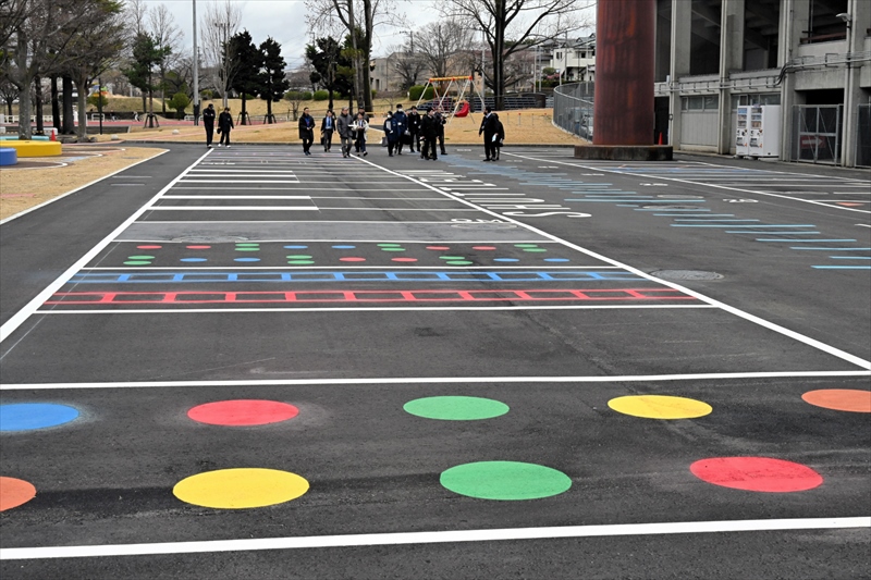 子どもが自由な発想で遊べるよう、さまざまな模様が描かれた駐車場