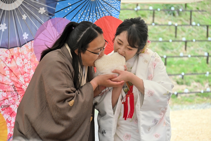 ハート形のおむすびを食べ合う渡部さん夫妻