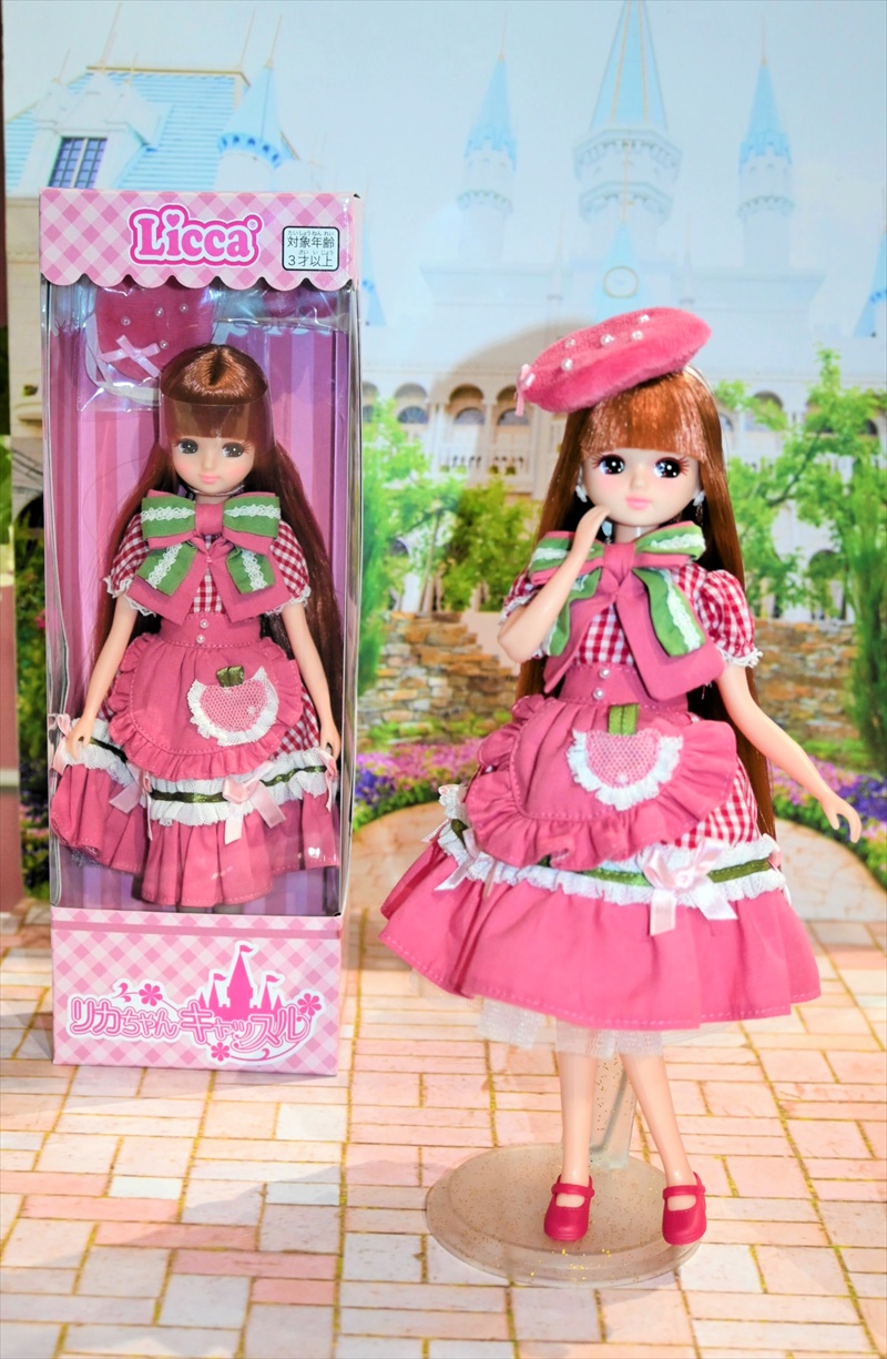 イチゴをイメージしたドレスを来た新たなリカちゃん人形