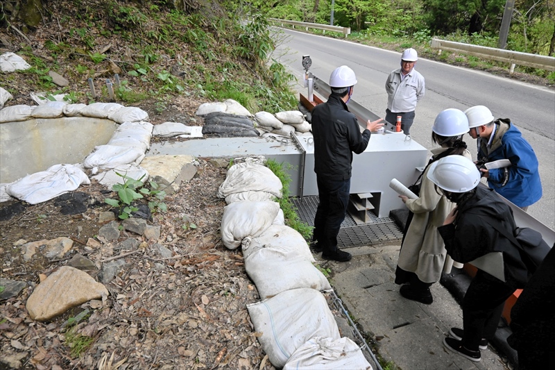 県道沿いに設けられた雨水用のパイプ。沢から道路への流出を防ぐ目的で設けた