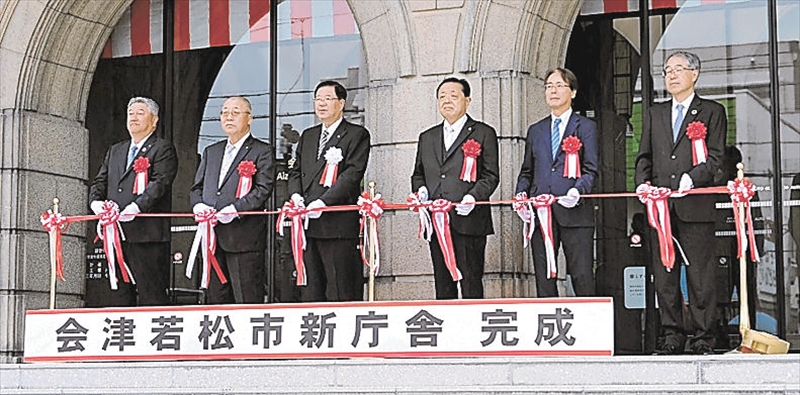新庁舎の完成を祝いテープカットする室井市長(左から3人目)ら