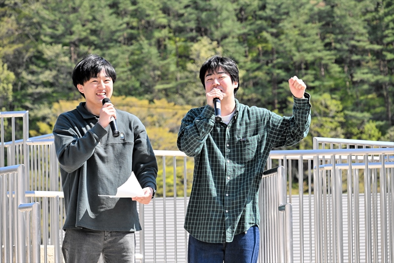 ほら吹き大会で長泥の将来を語った福島大大黒ゼミ生の竹田さん(左)と宮川さん