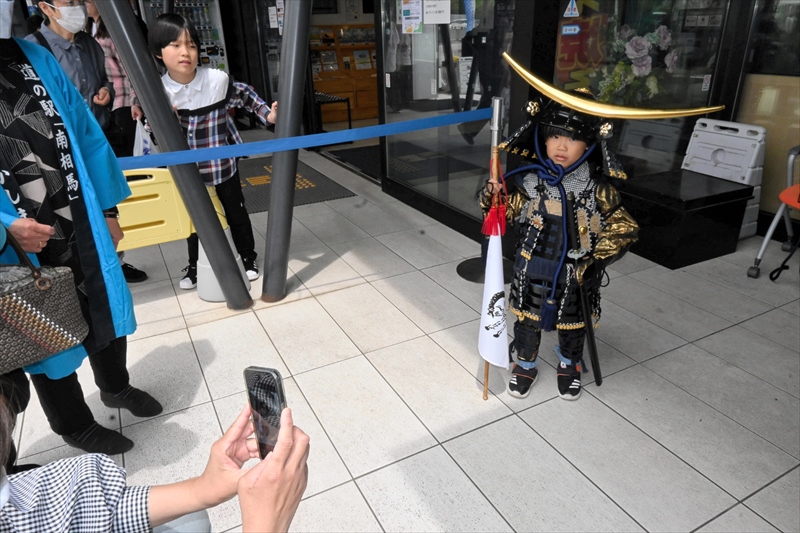 甲冑姿で記念撮影する子ども