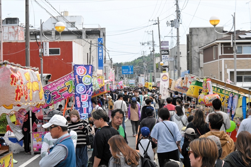 大勢の人が訪れた歩行者天国