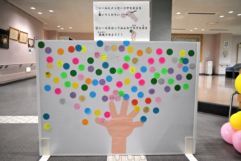 参加者がシールで作った大きな木