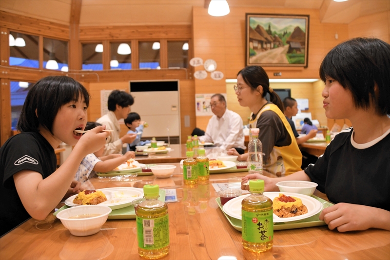 世代を超えて和気あいあいと食卓を囲む参加者