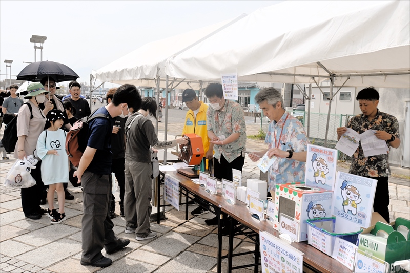 豪華景品などを目当てに多くの人が列を作った大抽選会
