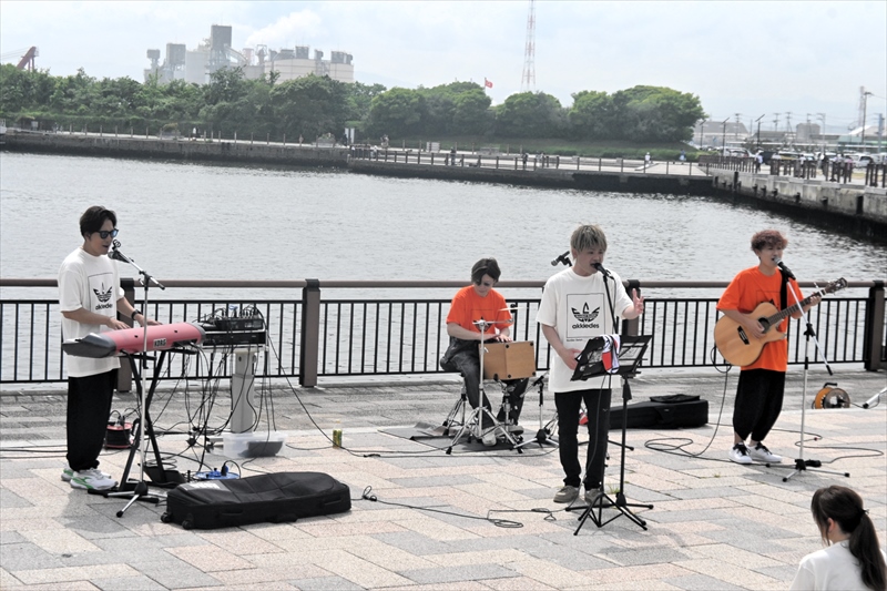 ミニライブを行った「SunSet Swish」のメンバー