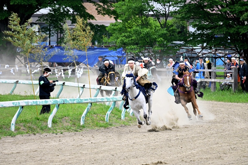 陣羽織姿で疾走する騎馬武者