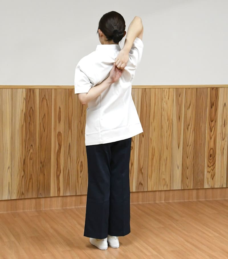 背中で手つなぎチャレンジ