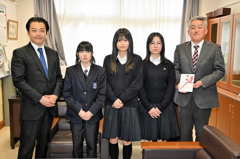 岡部校長(右)に目録を手渡した堀畑社長(左)