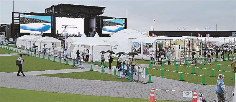 東北絆まつりが繰り広げられたEXPOアリーナ「Matsuri」。国際博覧会の会場だが、外国人の姿は少ない=14日午後