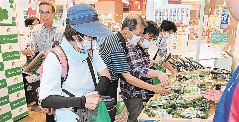 マグナムキューカンバーを手に取る消費者