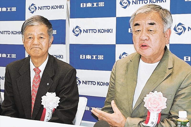 新工場の思いを語る隈さん(右)と小形社長