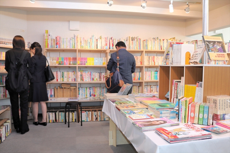 さまざまな年代・ジャンルの古書が並ぶ店内