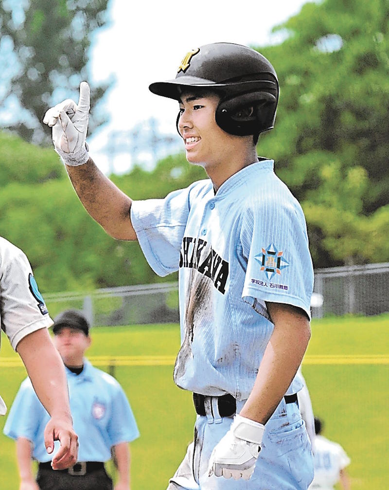 【修明ー学法石川】4回裏、学法石川1死二、三塁、熊谷が右中間に2点適時打を放ちガッツポーズ