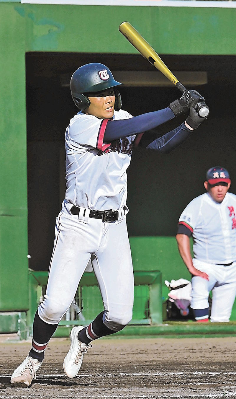 【田村―只見】9回表、田村1死二塁、橋本が勝ち越しの右前適時打を放つ