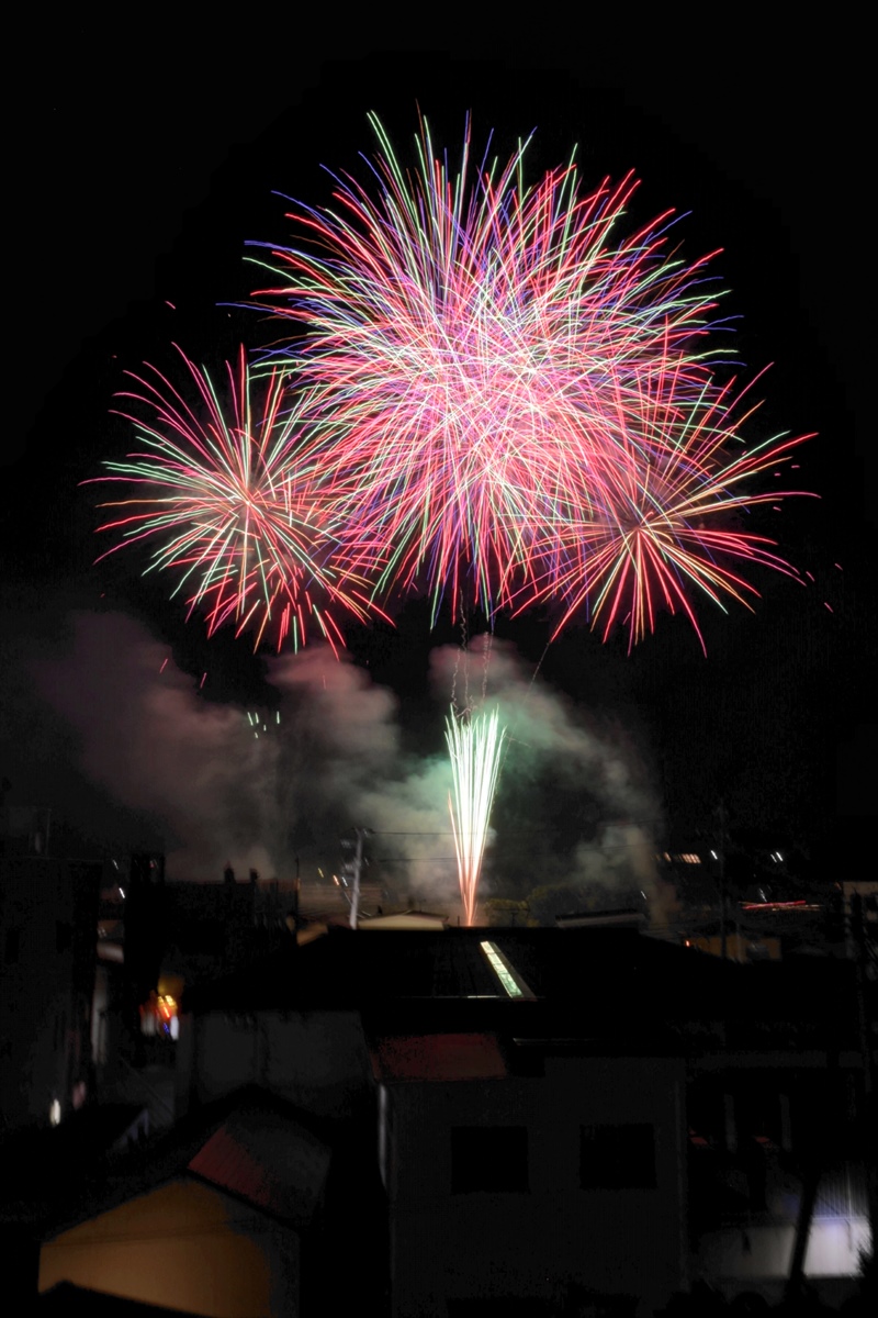 夜空を彩った「もとみやみずいろ花火」