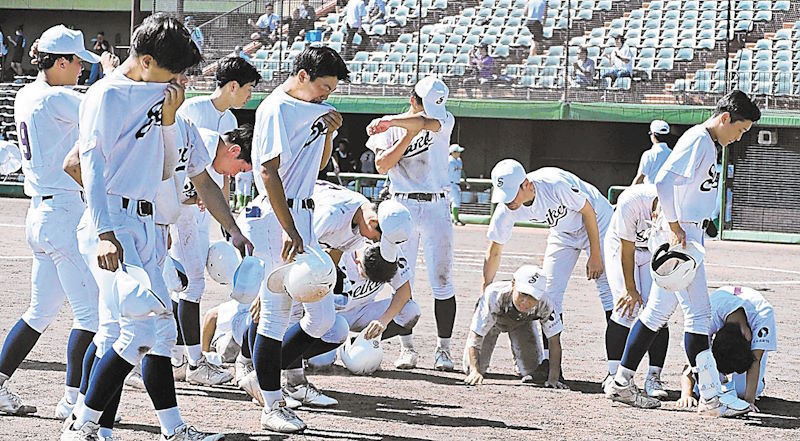 【会津北嶺―福島成蹊】応援席へのあいさつ後、涙ながらに引き揚げる福島成蹊ナイン