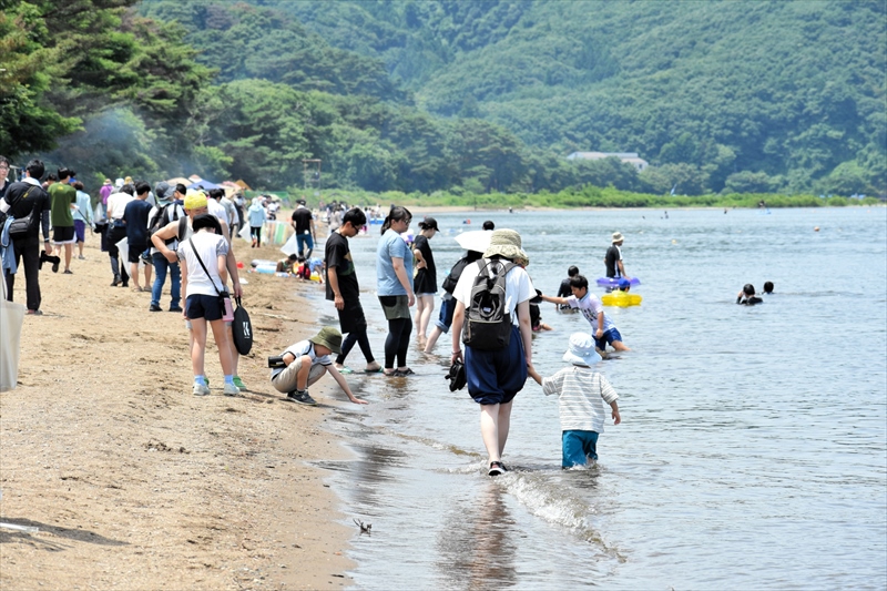 天候にも恵まれ、多くの家族連れでにぎわう湖畔