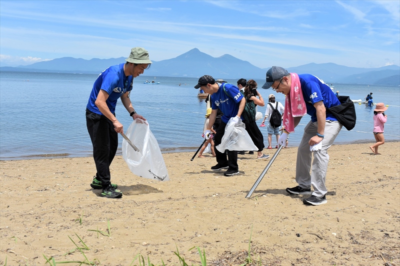 湖岸の清掃活動に協力する来場者