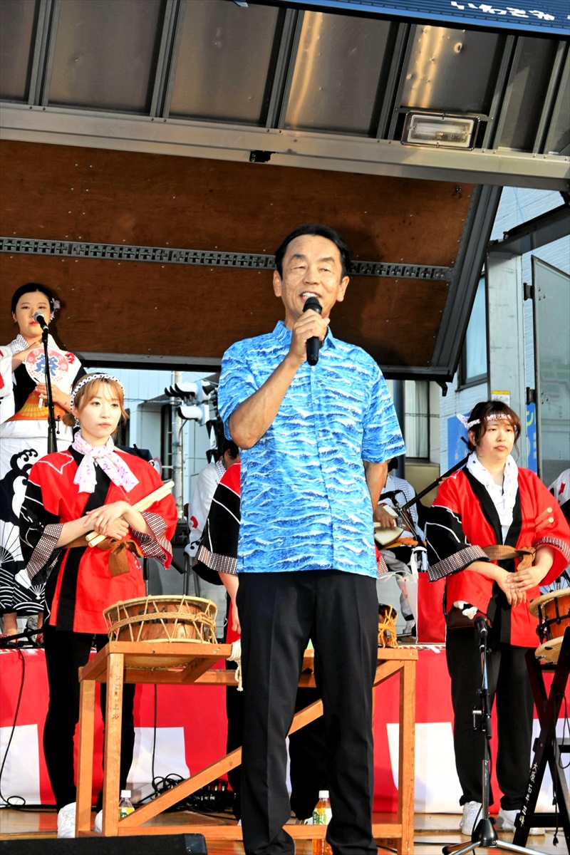 開会式であいさつする根本大会長