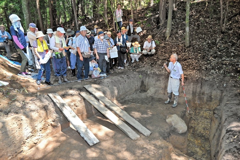 ロマンに触れる　福島県国見町の阿津賀志山防塁　現地調査の説明会　未公開の遺構を見学