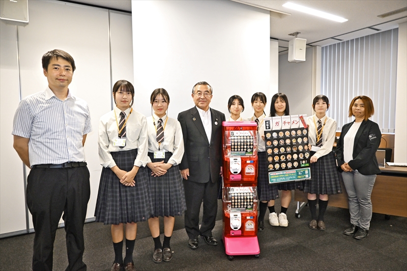 喜多方ラーメン何がでるかな　缶バッジのカプセルトイ開発　８日から販売　福島県の喜多方桐桜高