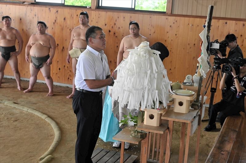 玉串をささげ、合宿の安全を願う玉ノ井親方
