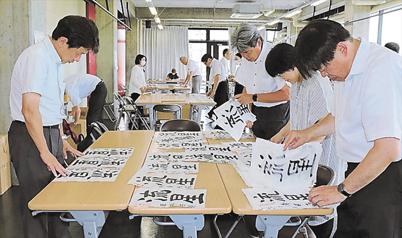 福島県たなばた展　７０年の歩み　（下）　少子化、出品数減続く