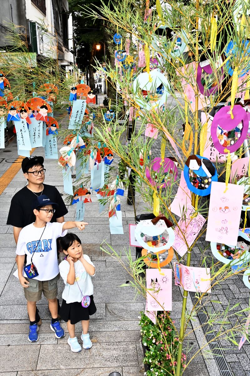 「みんなでたのしくくらせますように」　福島市で七夕まつり　色鮮やかな笹飾りや吹き流し　８日まで