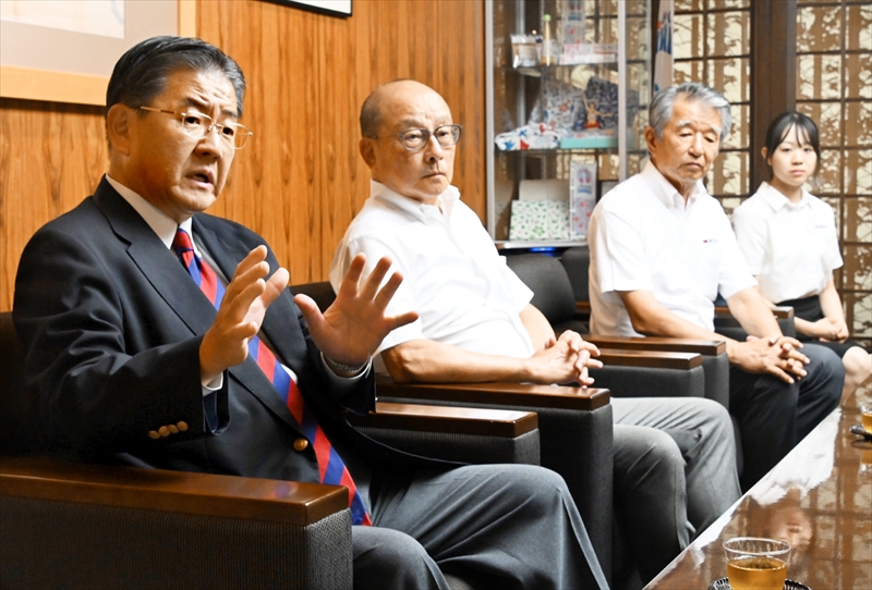 福島県いわき市で合宿中の慶応大準硬式野球部　ＯＢ会「三麦会」が市長と懇談