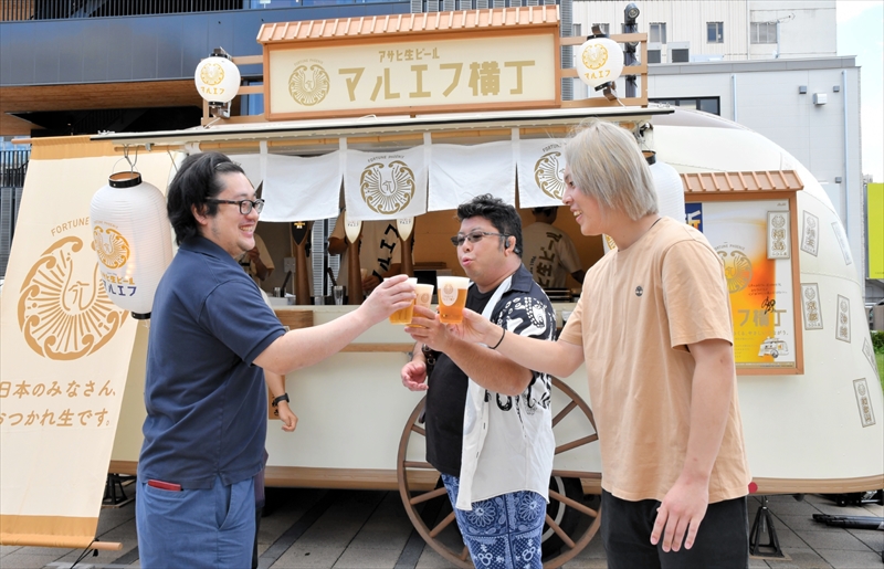 屋外で生ビール　ぐいっ　福島市中心部で１０日まで「出張マルエフ横丁」