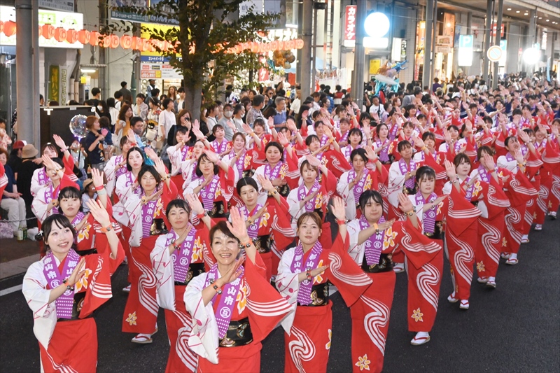 色彩豊かに踊り流し　福島県郡山市うねめまつりのメイン行事