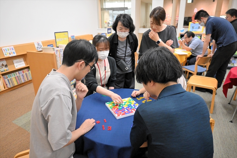 夜の図書館でゲーム！　福島県・富岡町図書館、初のナイトライブラリー　来館者ら「頭脳戦」で交流