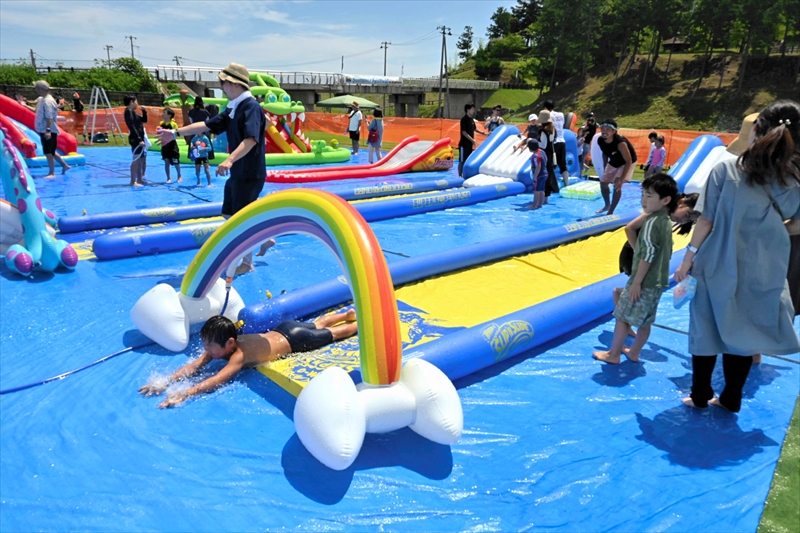 「サマーフェスティバル」で夏満喫　福島県南相馬市の北泉海浜総合公園　屋台や水遊び、歓声に包まれる