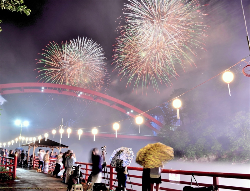 夜空彩る７千発の花火　周囲が川霧に包まれる中　福島県柳津町の会津柳津霊まつり