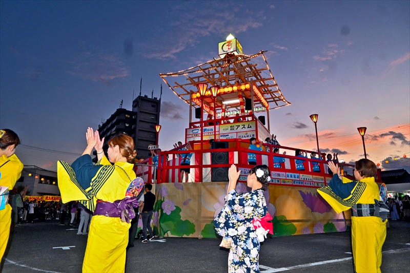 「回転櫓」囲んで盆踊り　福島県いわき市、ＪＲ内郷駅前広場で１５日まで