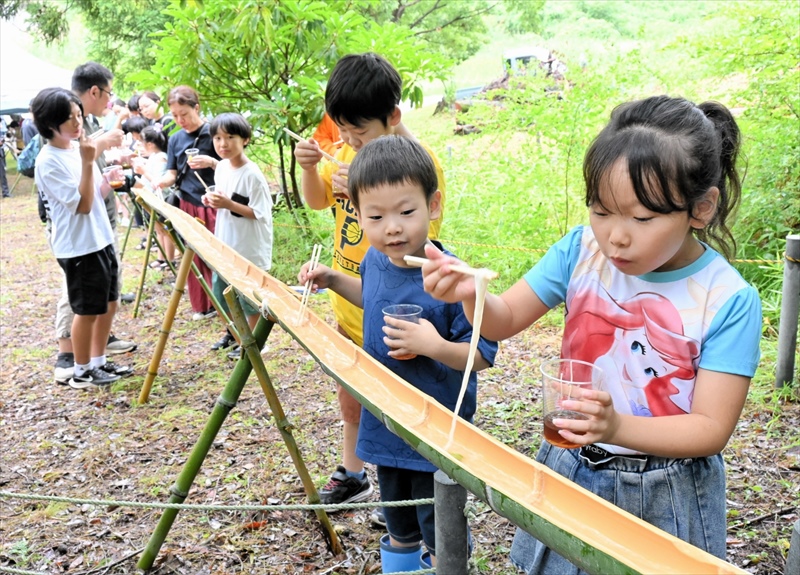 過去最長６０メートルの流しそうめん　福島県郡山市の「まざんね会」恒例行事　住民ら夏の風物詩を楽しむ