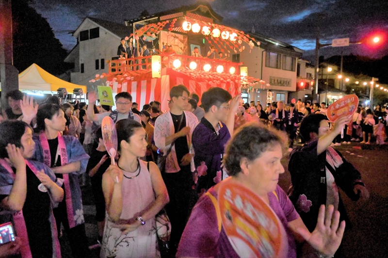 勇壮なおはやしに合わせて踊りの輪　１６日まで三春盆踊り　福島県三春町
