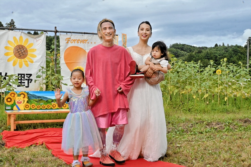 ヒマワリの前で愛誓う　福島県田村市で「続婚式」　兵庫の勝又大輔さん、真琴さん夫婦