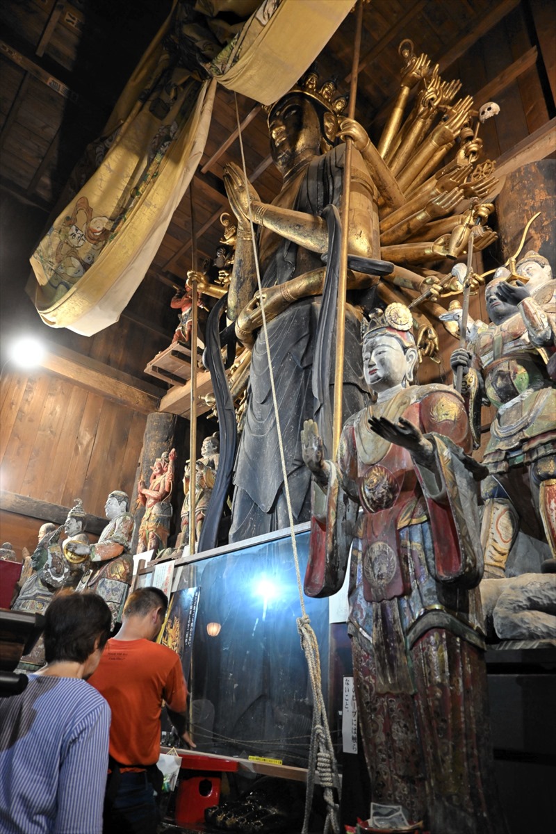国重要文化財「立木千手観音像」開帳　福島県会津坂下町の恵隆寺で例大祭　多くの参拝客が訪れる