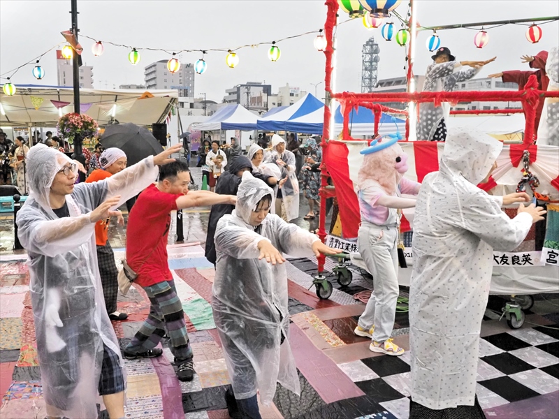 大風呂敷の上で「ええじゃないか」　福島市の駅前通りで踊りの輪　音楽家・大友良英さんら「納涼！盆踊り」