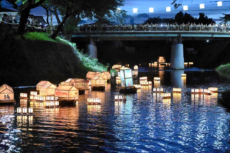 大滝根川の水面照らす　灯籠流し鎮魂の祈り　福島県田村市