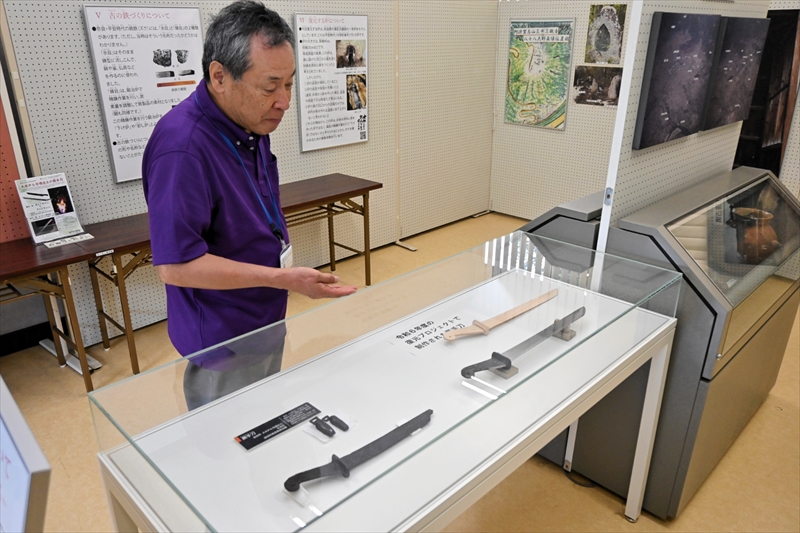 大木戸古墳群の出土品と古墳時代の技法で復元した刀見比べて　９月２８日まで「蕨手刀展」　福島県国見町