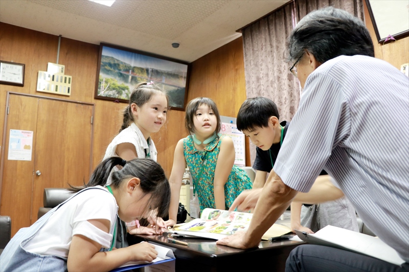 福島県玉川村の小学生が「こども記者」に　特産サルナシ農家や村長を取材し記事づくり